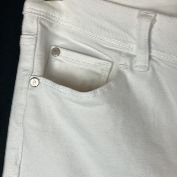 Simply Vera Vera Wang white denim capris with appliqué detailing on the bottom - Picture 6 of 13